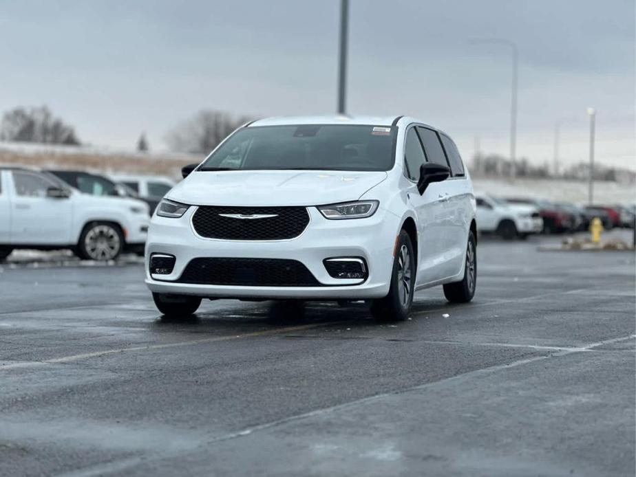 new 2025 Chrysler Pacifica Hybrid car, priced at $52,263