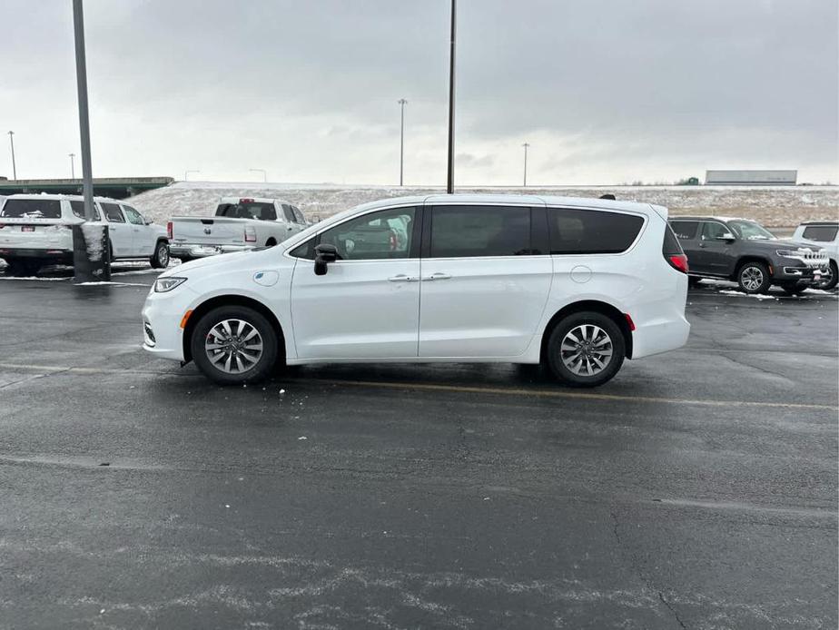 new 2025 Chrysler Pacifica Hybrid car, priced at $52,263