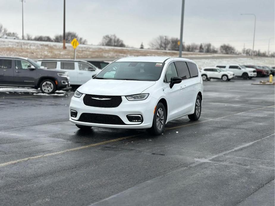 new 2025 Chrysler Pacifica Hybrid car, priced at $52,263