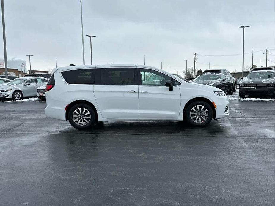 new 2025 Chrysler Pacifica Hybrid car, priced at $52,263