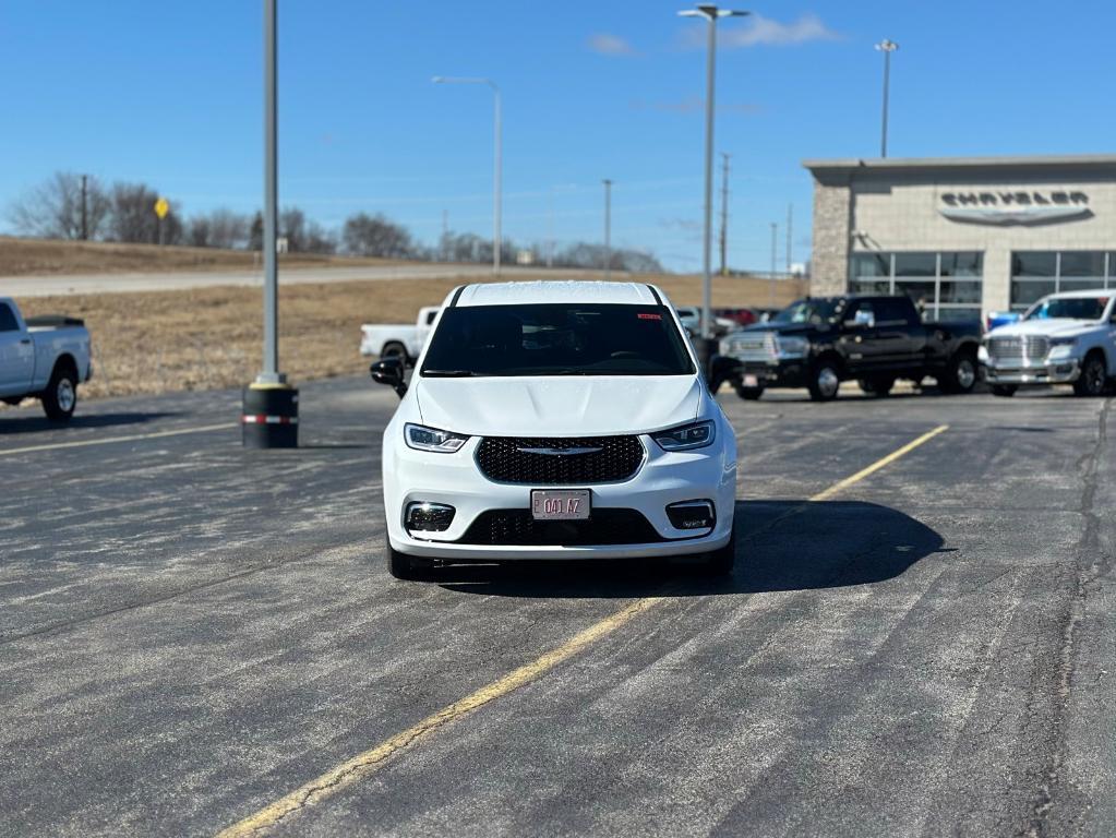 new 2025 Chrysler Pacifica Hybrid car, priced at $44,262