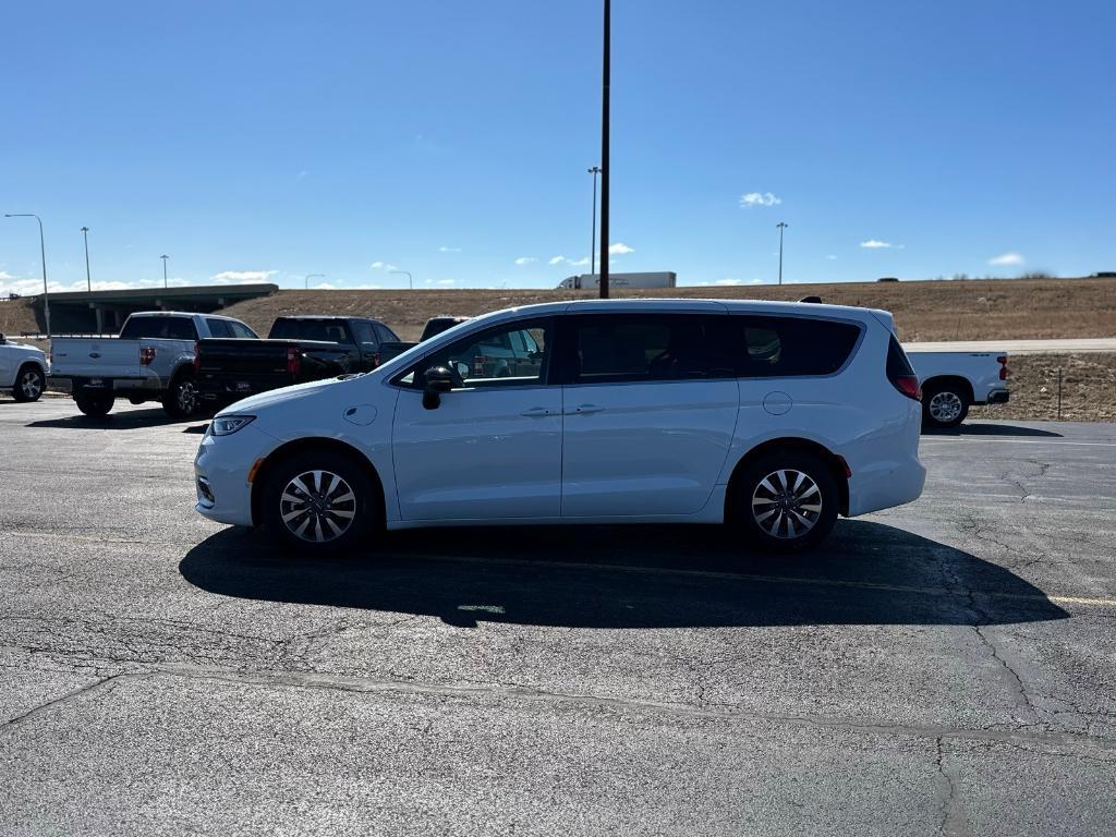 new 2025 Chrysler Pacifica Hybrid car, priced at $44,262