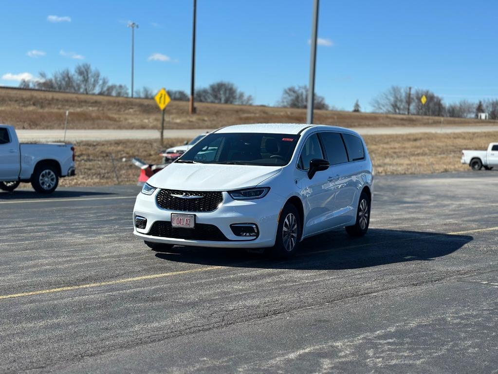 new 2025 Chrysler Pacifica Hybrid car, priced at $44,262