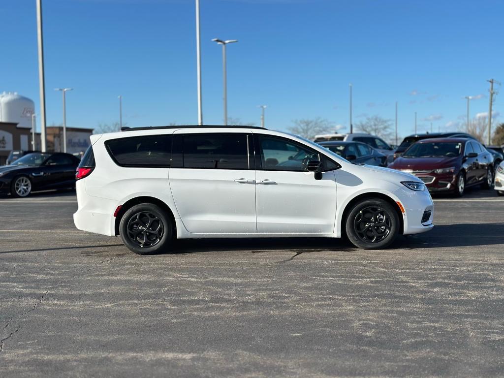 new 2025 Chrysler Pacifica Hybrid car, priced at $53,885