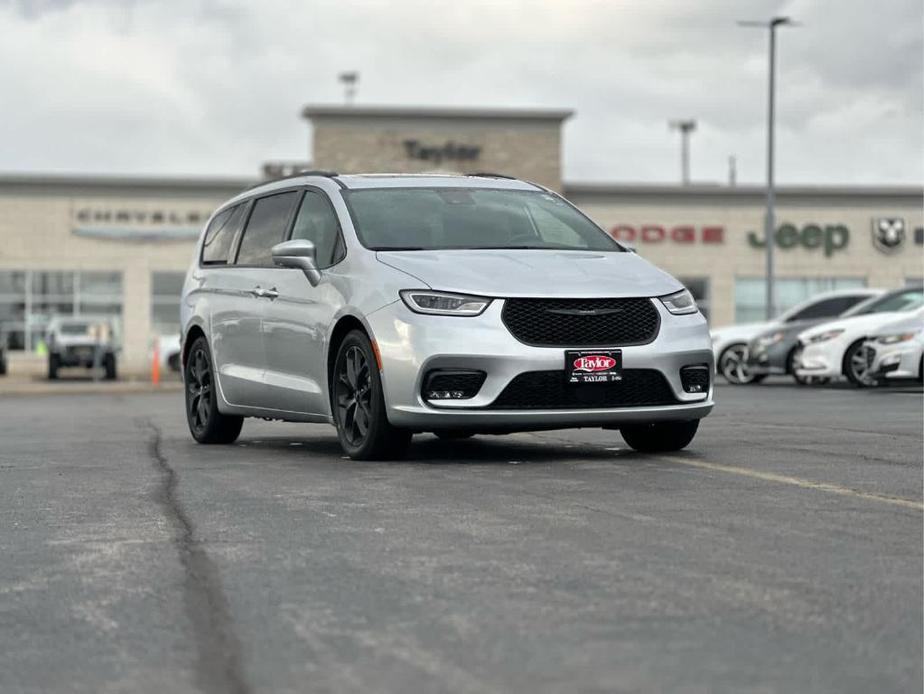 used 2022 Chrysler Pacifica car, priced at $27,354