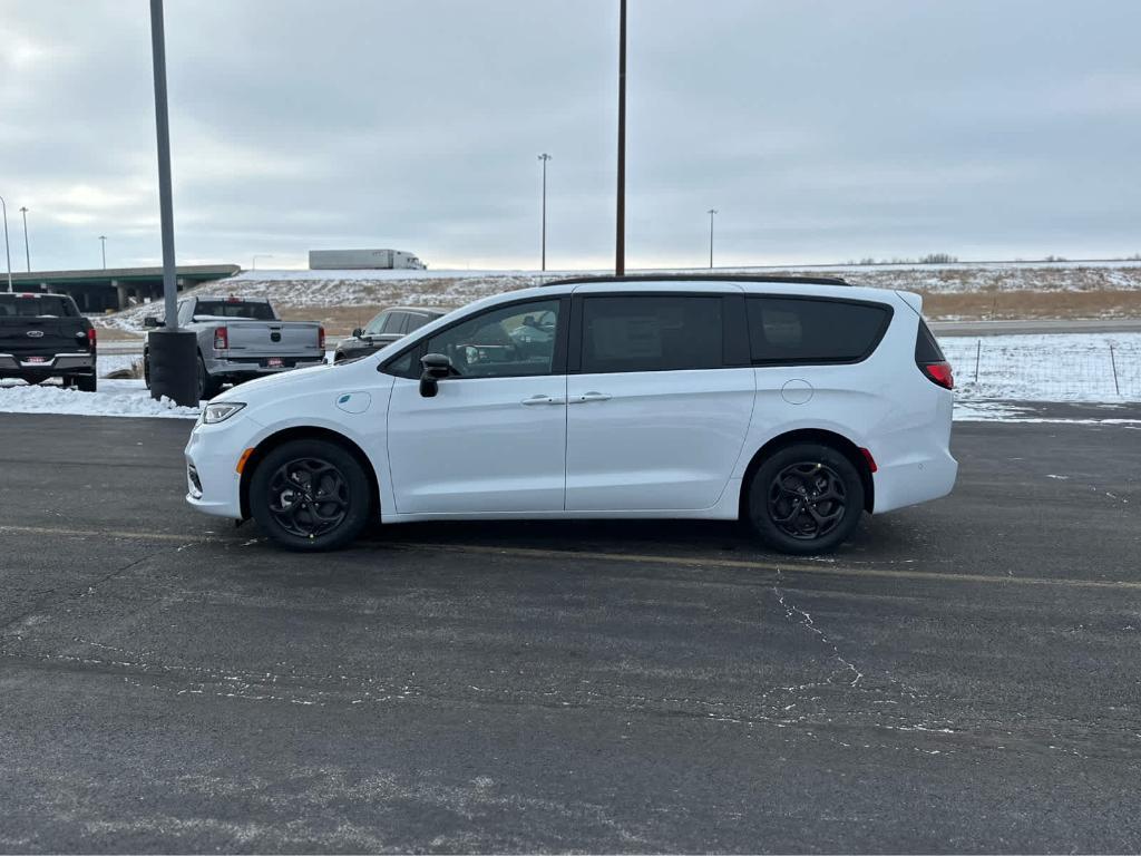 new 2025 Chrysler Pacifica Hybrid car, priced at $57,496