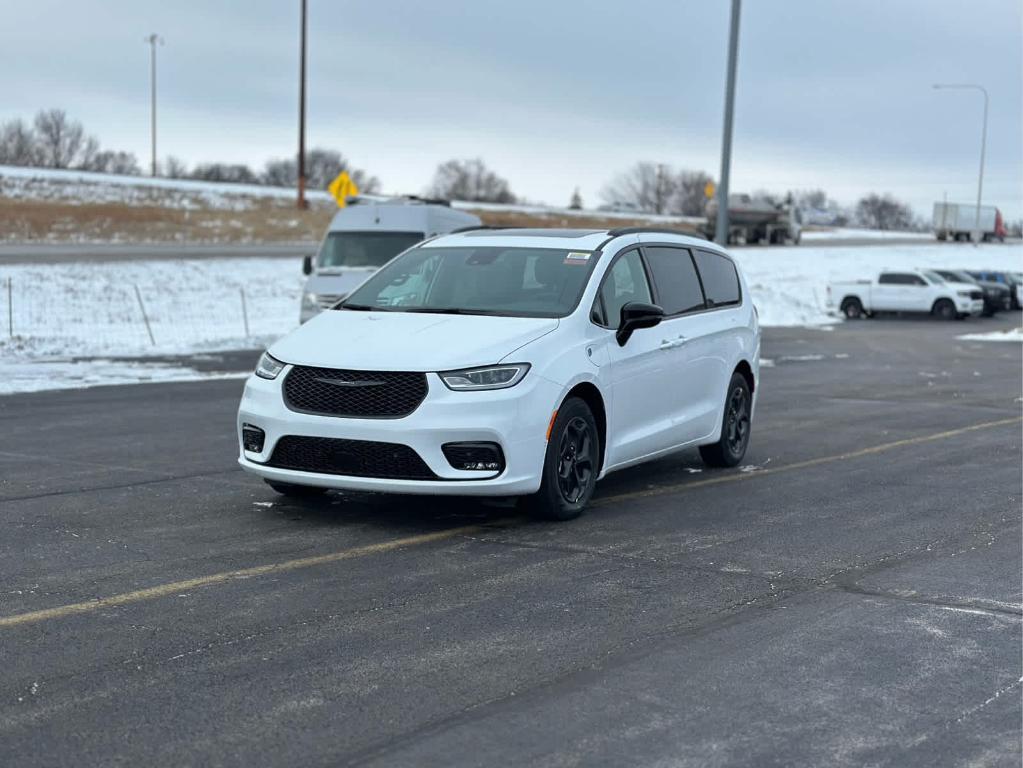 new 2025 Chrysler Pacifica Hybrid car, priced at $57,496