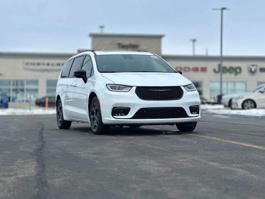 new 2025 Chrysler Pacifica Hybrid car, priced at $57,496