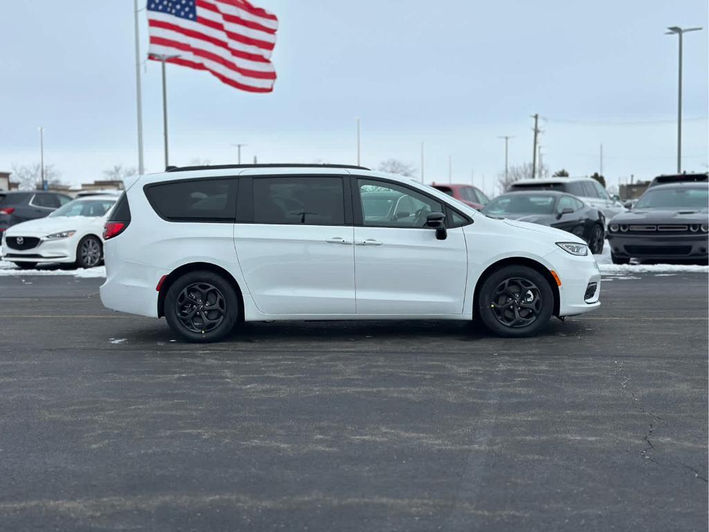 new 2025 Chrysler Pacifica Hybrid car, priced at $57,496