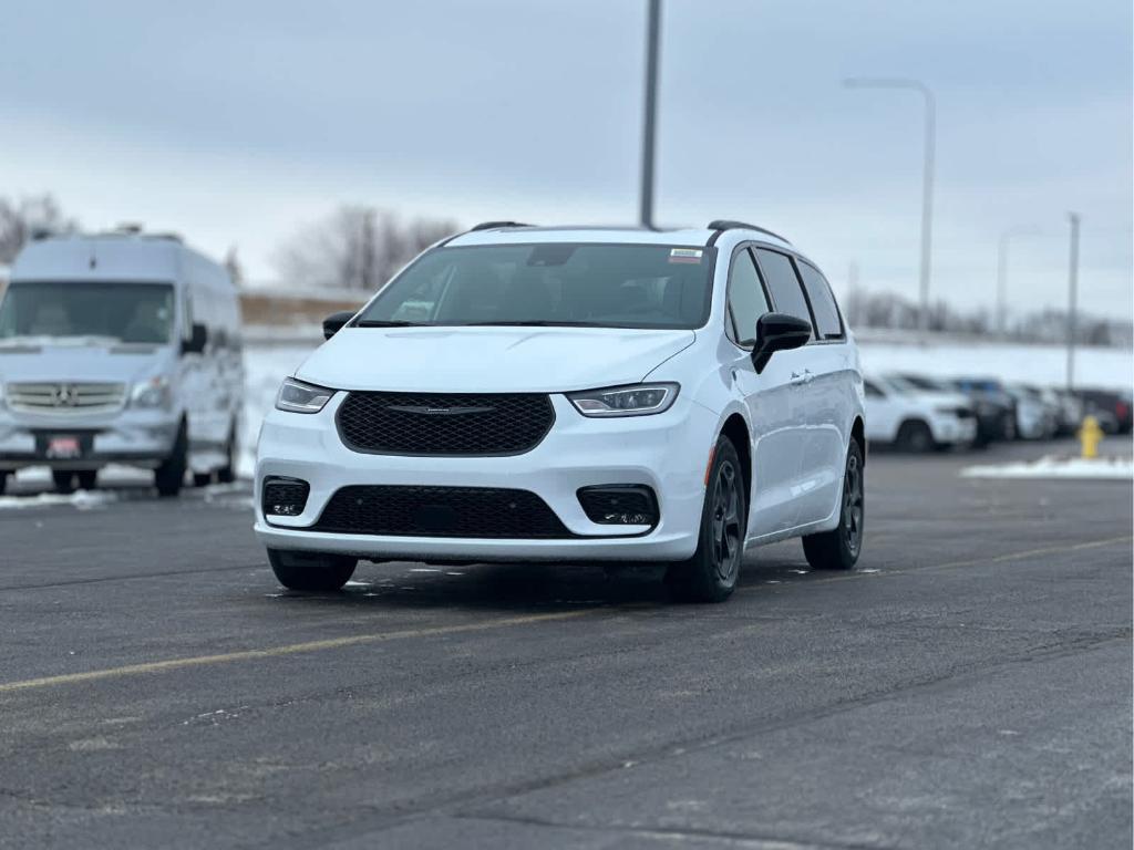 new 2025 Chrysler Pacifica Hybrid car, priced at $57,496