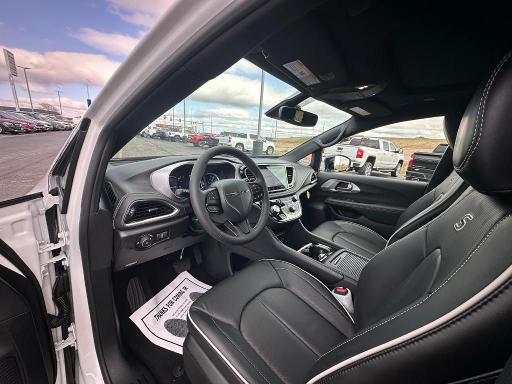 new 2025 Chrysler Pacifica Hybrid car, priced at $52,280