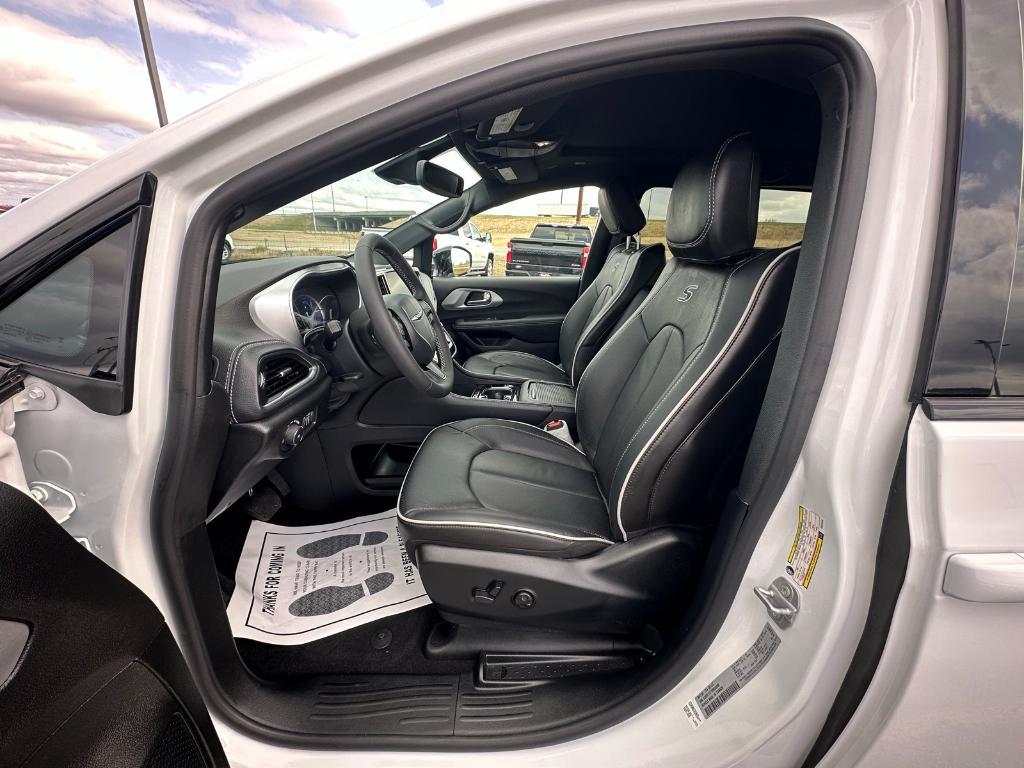 new 2025 Chrysler Pacifica Hybrid car, priced at $52,280