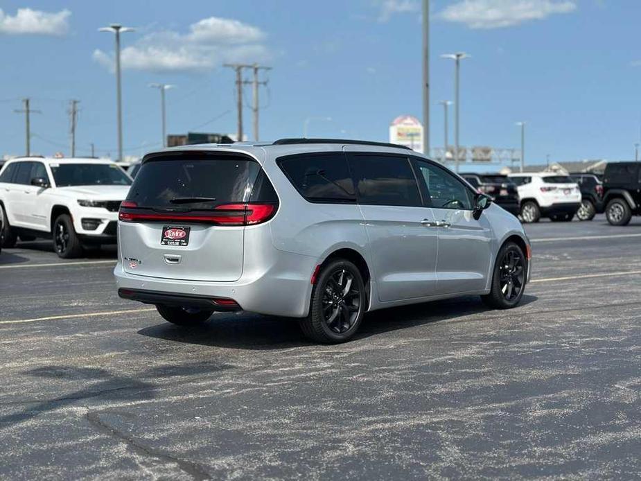 new 2024 Chrysler Pacifica car, priced at $44,611