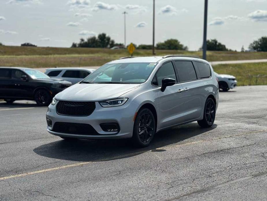 new 2024 Chrysler Pacifica car, priced at $44,611