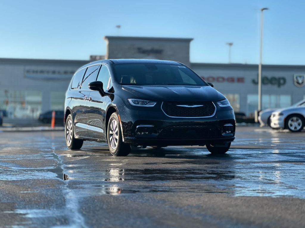 new 2025 Chrysler Pacifica Hybrid car, priced at $52,044