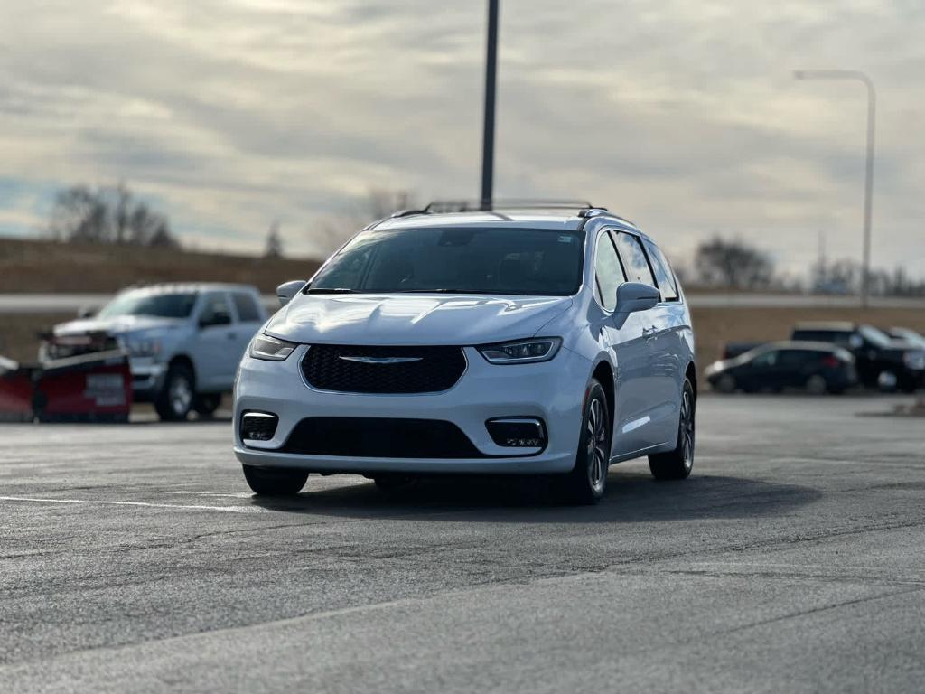 used 2021 Chrysler Pacifica Hybrid car, priced at $27,000