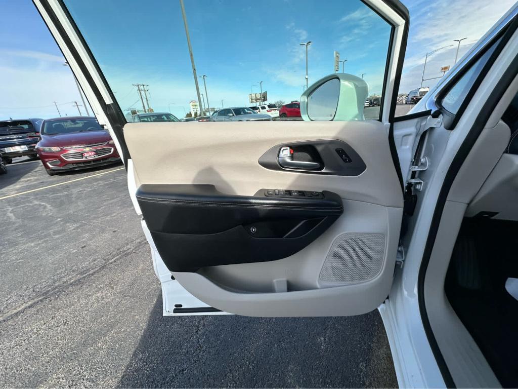 used 2021 Chrysler Pacifica Hybrid car, priced at $27,000