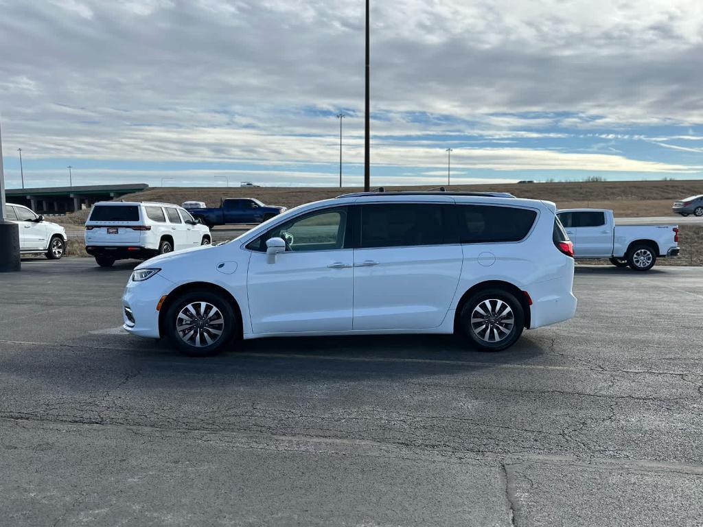 used 2021 Chrysler Pacifica Hybrid car, priced at $27,000