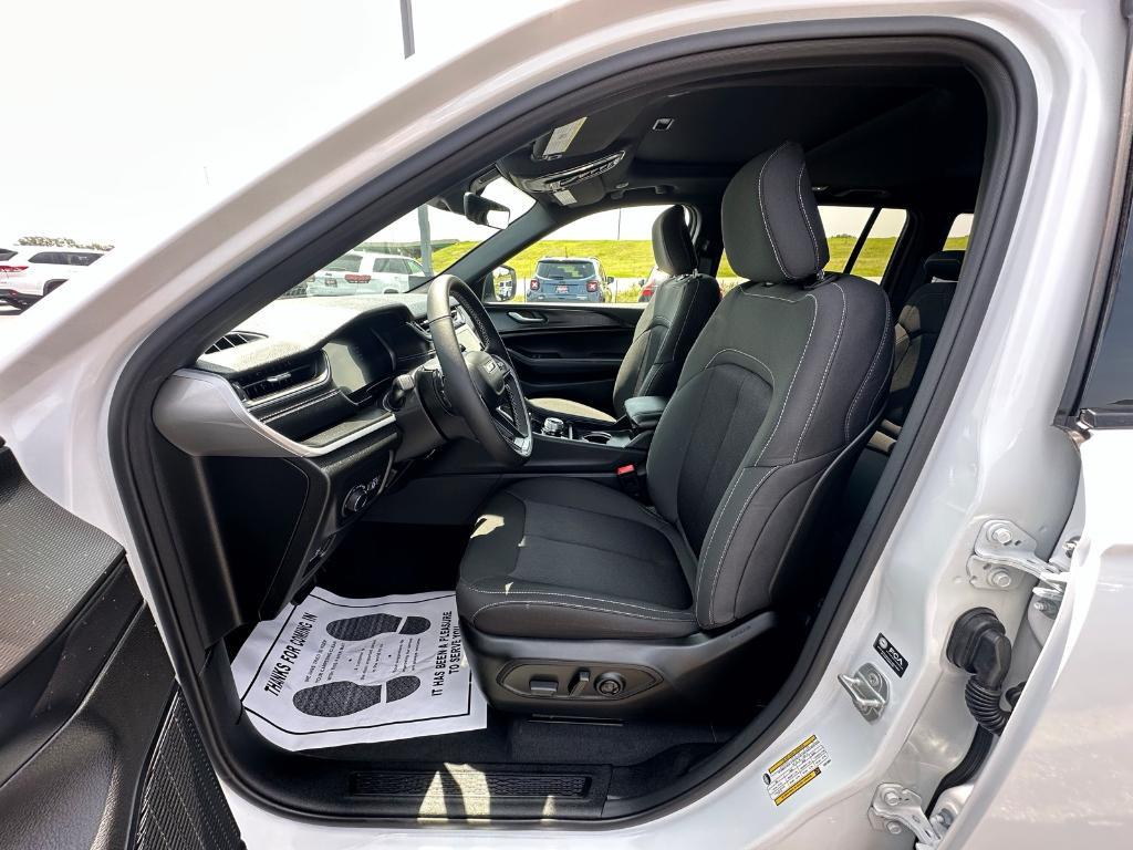new 2025 Jeep Grand Cherokee car, priced at $38,712