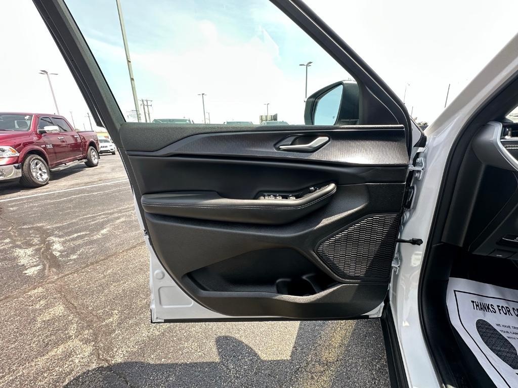new 2025 Jeep Grand Cherokee car, priced at $38,712