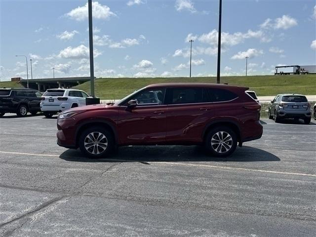 used 2021 Toyota Highlander car, priced at $33,378