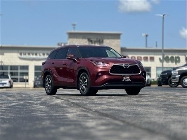 used 2021 Toyota Highlander car, priced at $33,378