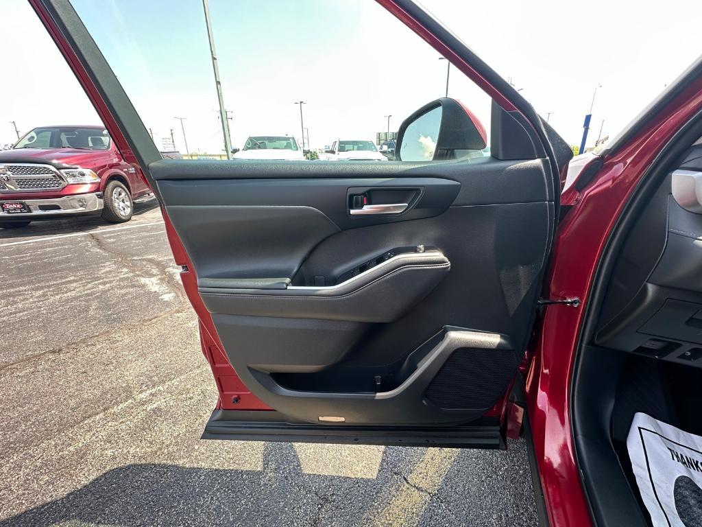used 2021 Toyota Highlander car, priced at $34,524