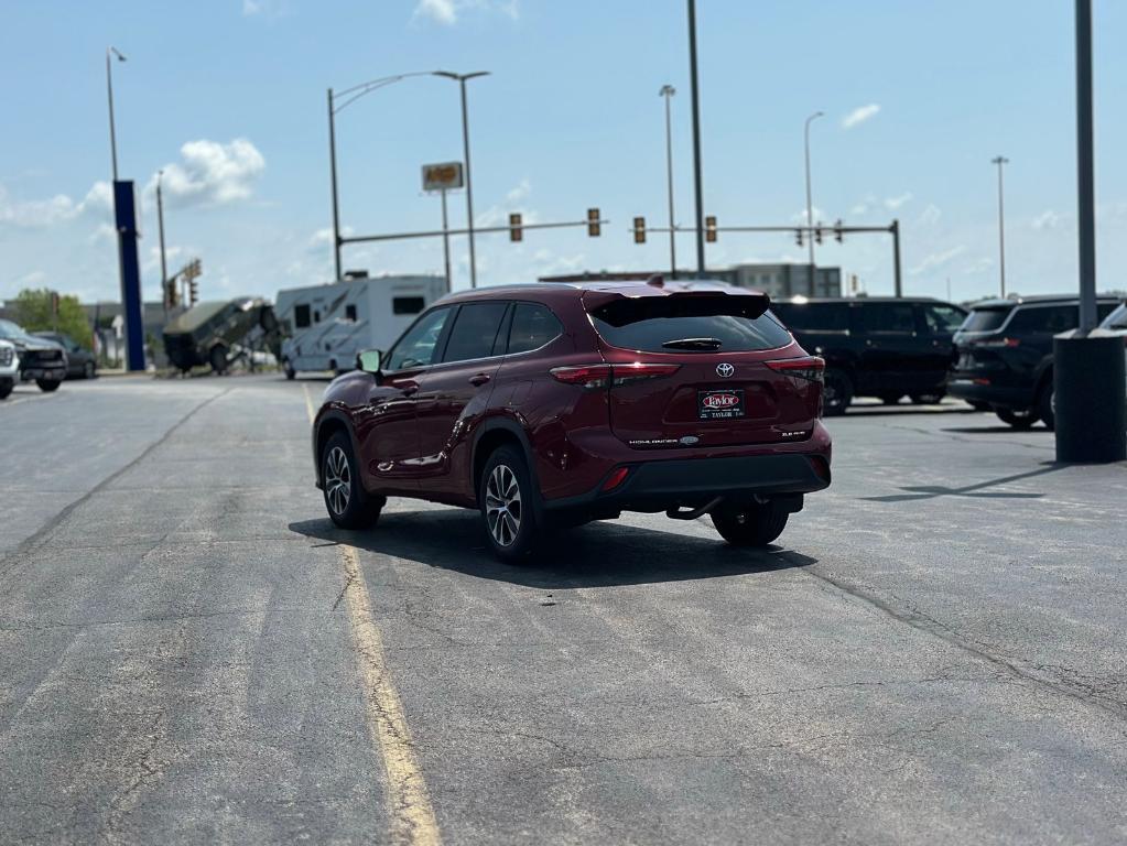 used 2021 Toyota Highlander car, priced at $34,524