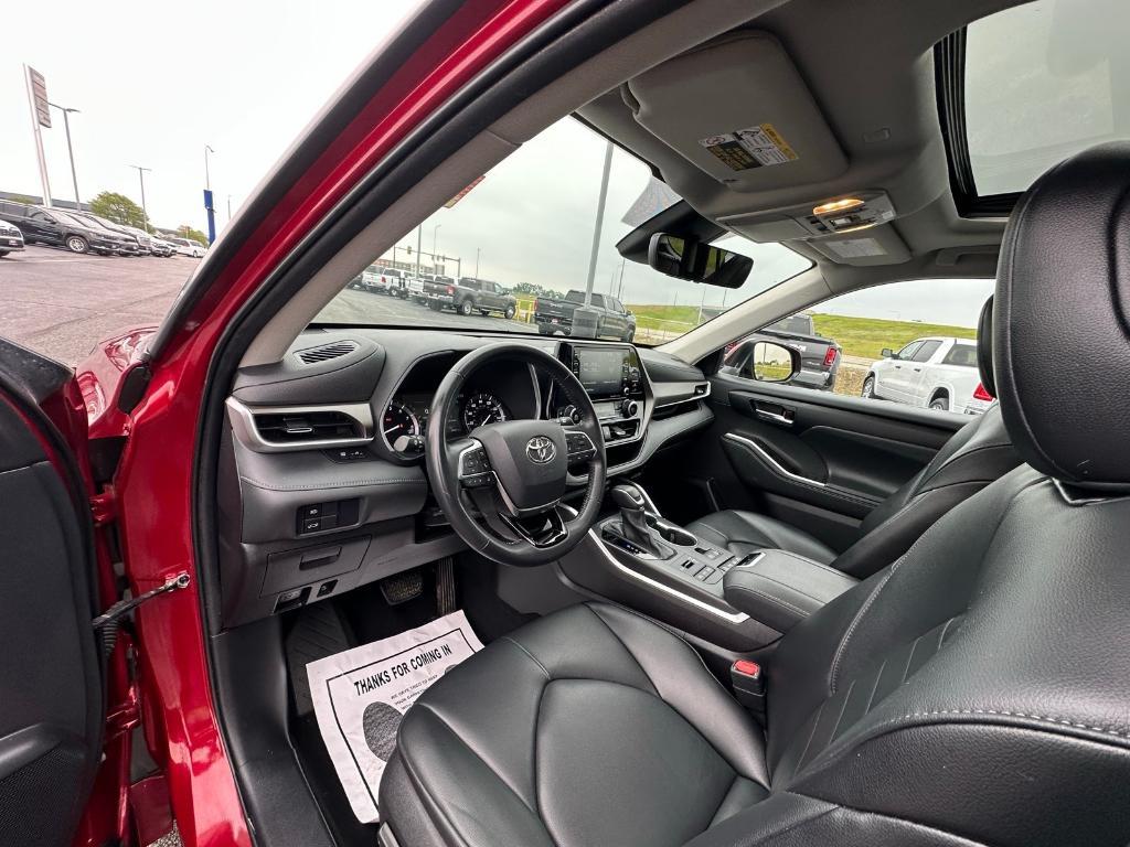 used 2021 Toyota Highlander car, priced at $35,995