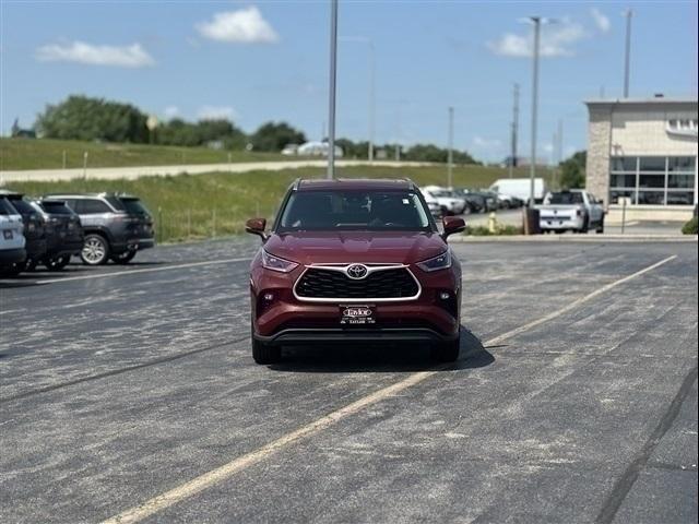 used 2021 Toyota Highlander car, priced at $33,122