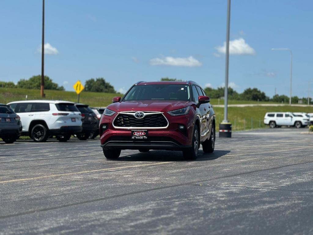 used 2021 Toyota Highlander car, priced at $34,524