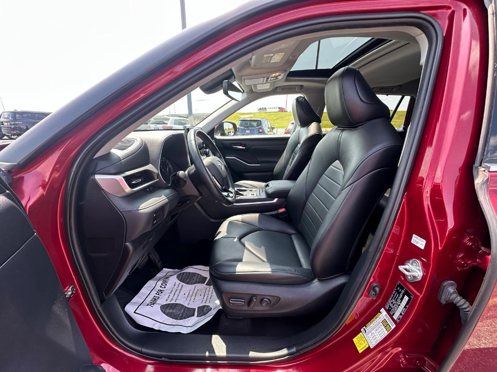 used 2021 Toyota Highlander car, priced at $34,524
