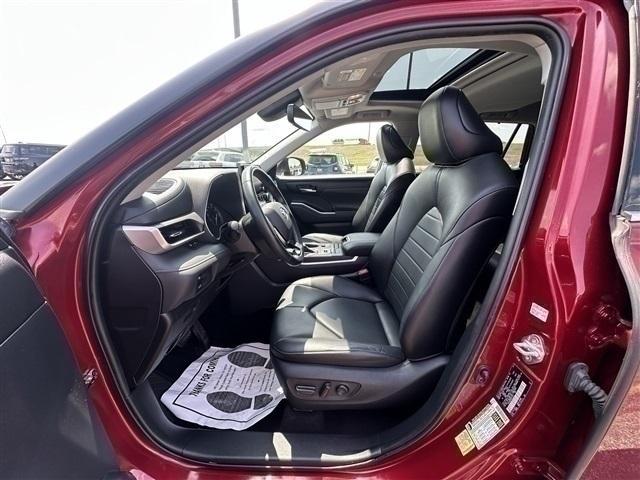 used 2021 Toyota Highlander car, priced at $33,122