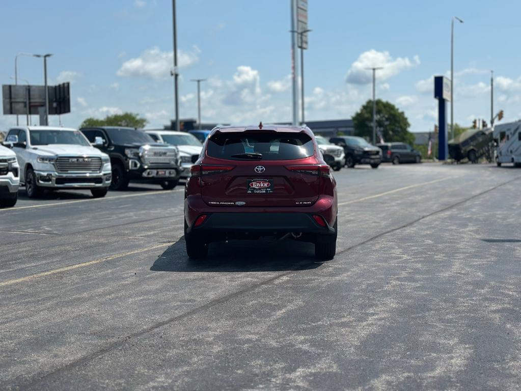 used 2021 Toyota Highlander car, priced at $34,524