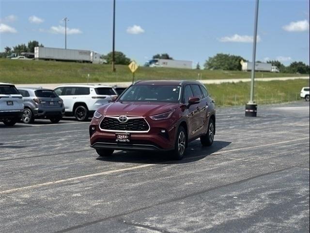used 2021 Toyota Highlander car, priced at $33,378