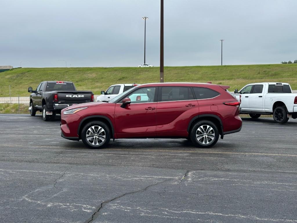 used 2021 Toyota Highlander car, priced at $35,995