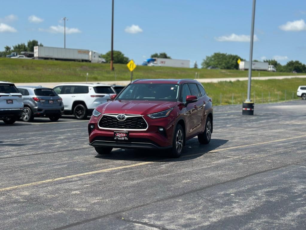 used 2021 Toyota Highlander car, priced at $34,524