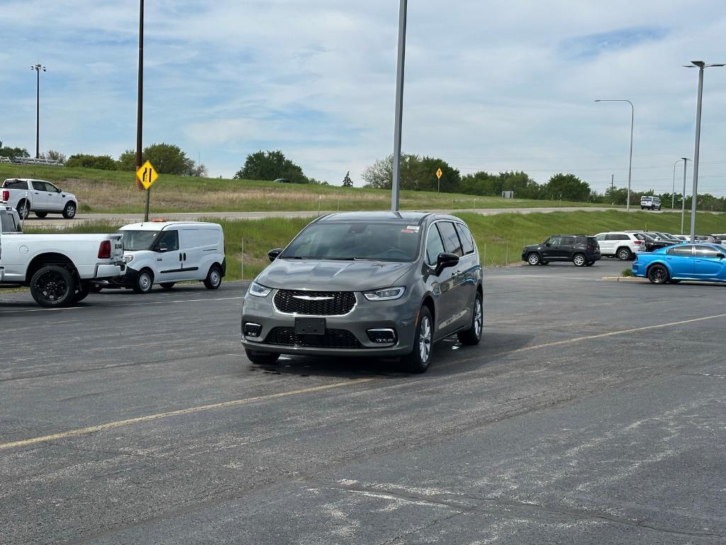new 2025 Chrysler Pacifica car, priced at $44,832
