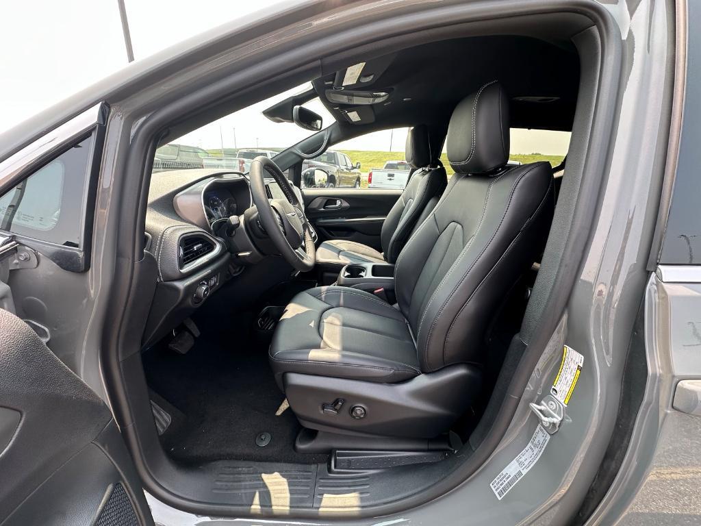 new 2025 Chrysler Pacifica car, priced at $41,879