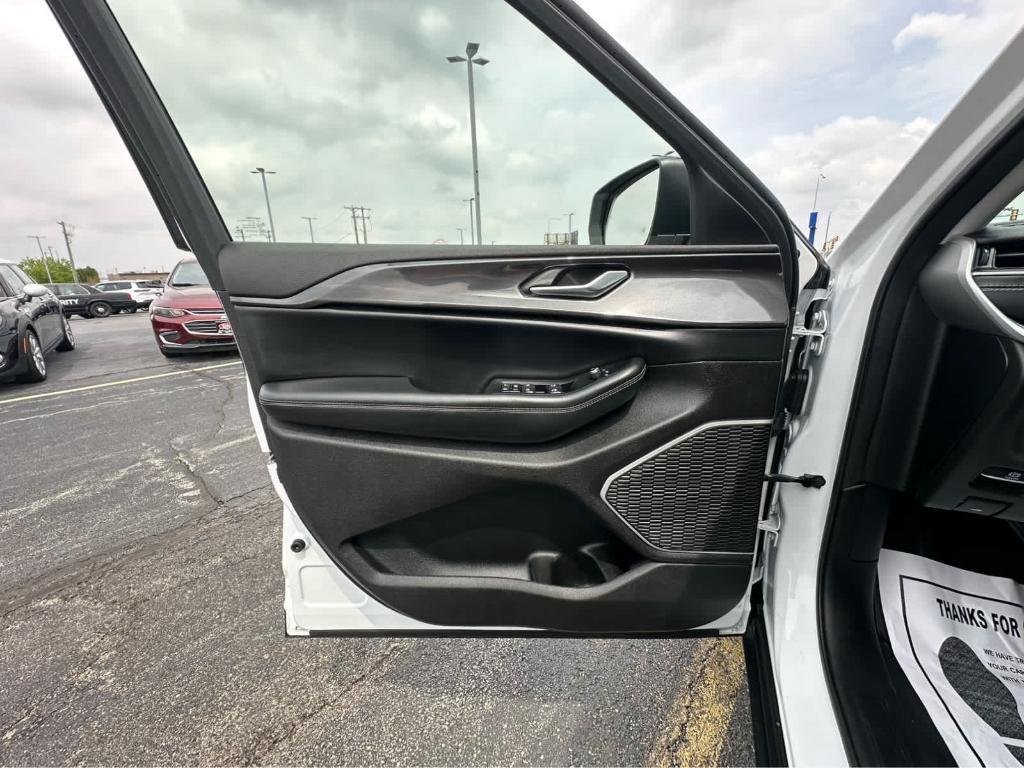used 2022 Jeep Grand Cherokee car, priced at $33,998