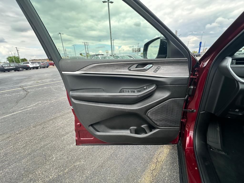 new 2025 Jeep Grand Cherokee L car, priced at $52,650