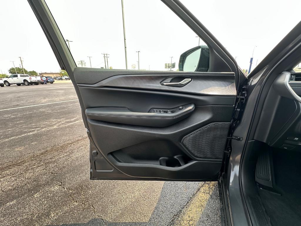 new 2025 Jeep Grand Cherokee car, priced at $43,164