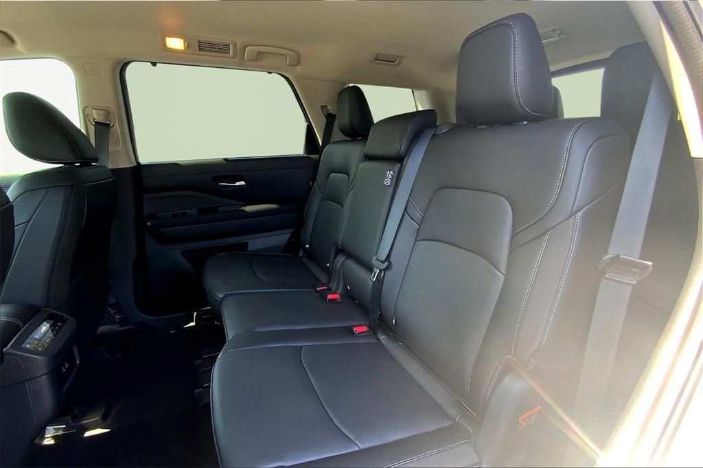new 2025 Nissan Pathfinder car, priced at $38,026