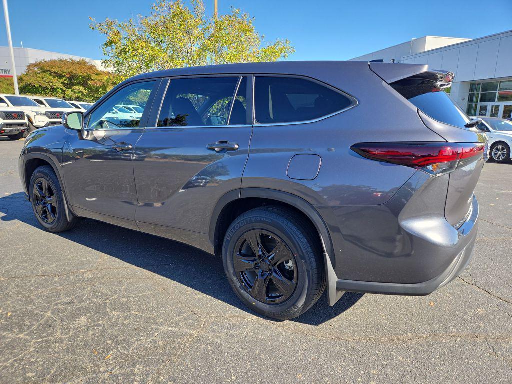 used 2024 Toyota Highlander car, priced at $31,065
