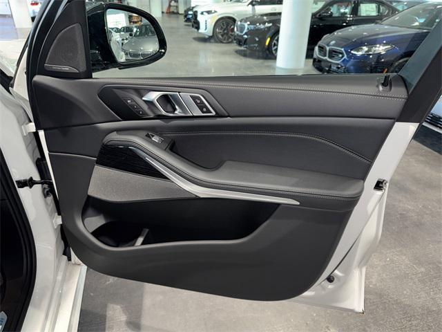 new 2025 BMW X7 car, priced at $99,720