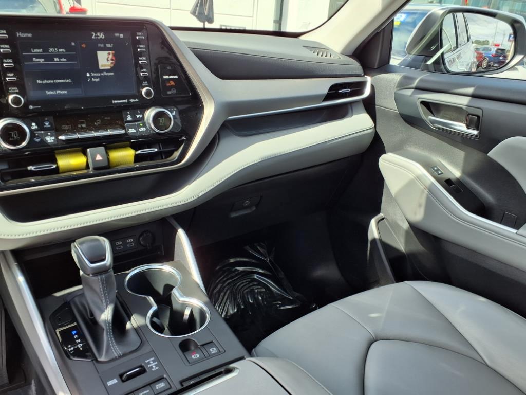 used 2022 Toyota Highlander car, priced at $38,327