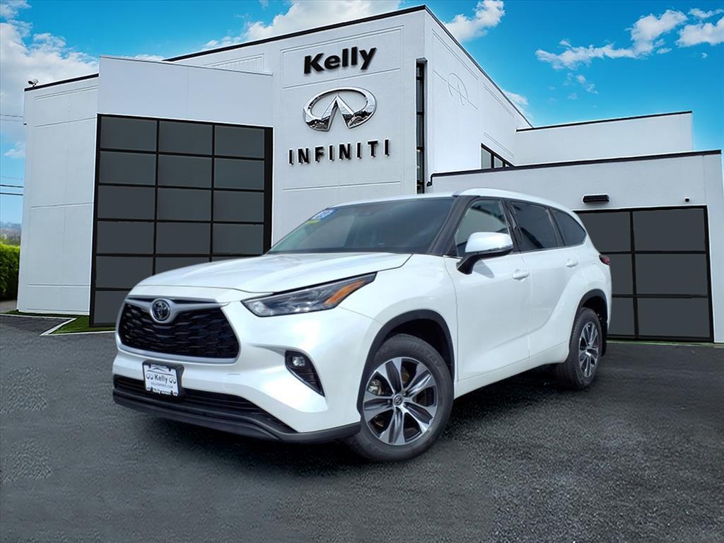 used 2022 Toyota Highlander car, priced at $38,998