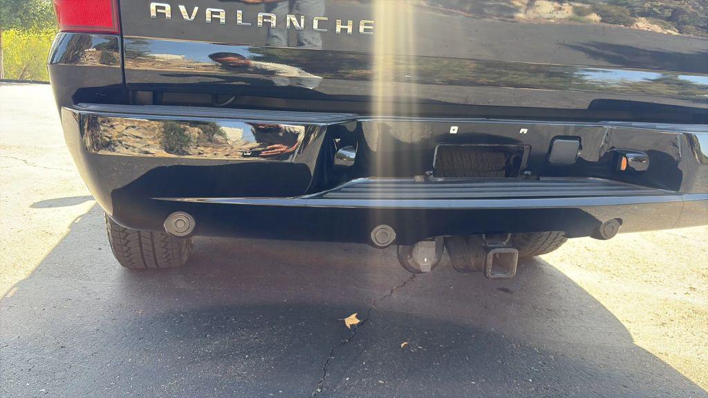 used 2009 Chevrolet Avalanche car, priced at $12,995