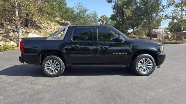 used 2009 Chevrolet Avalanche car, priced at $13,495