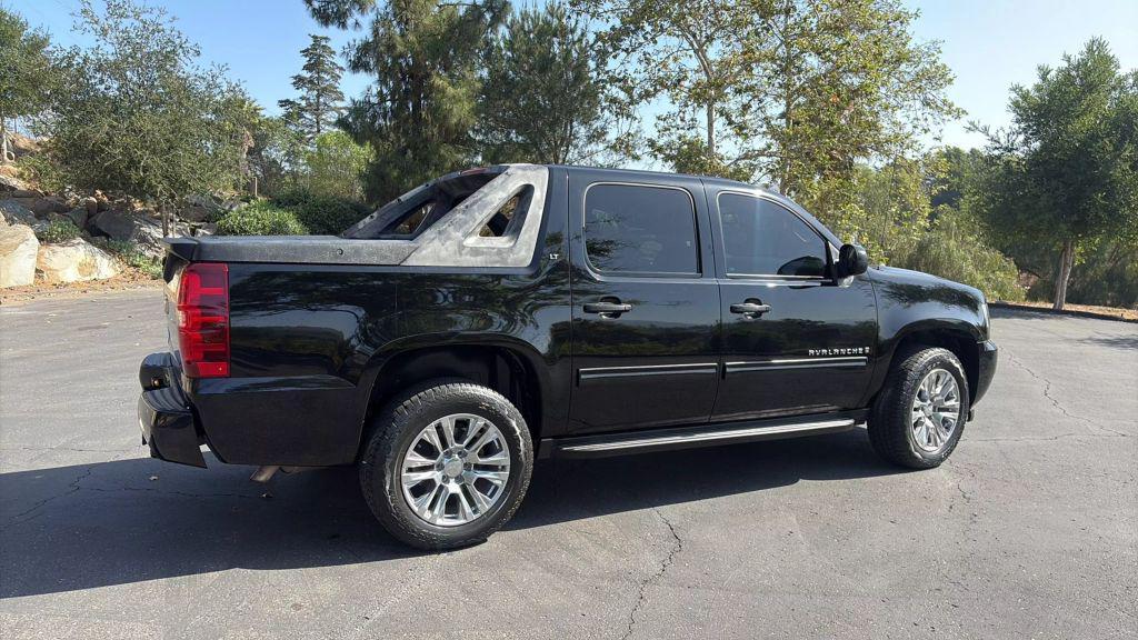 used 2009 Chevrolet Avalanche car, priced at $12,995